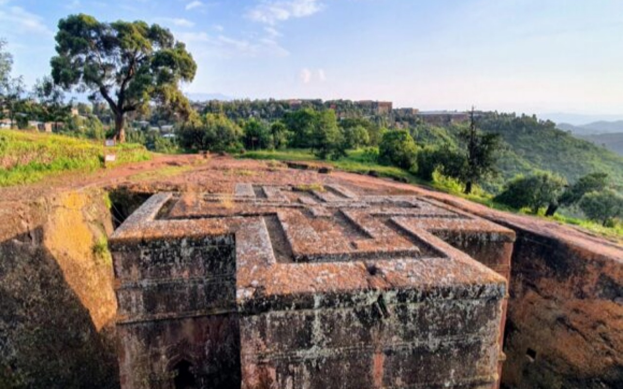 background image for - 12-Day Ethiopia: Tribes, Volcanoes & Wildlife Trek